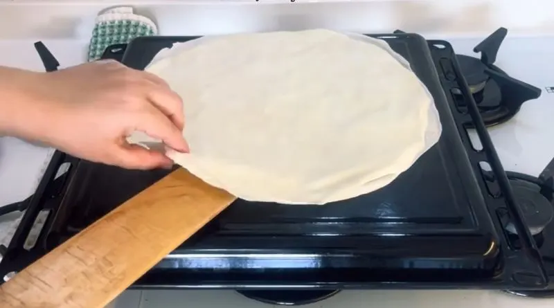 تصویر مرتبط با روش ساده تهیه خمیر یوفکای خانگی نازک و کاغذی روی گاز