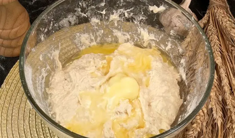 خمیر نان در تابه چرب شده آماده استراحت