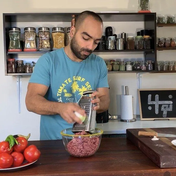 مواد لازم برای تهیه تاوا کبابی تبریزی شامل گوشت چرخ کرده، پیاز، گوجه فرنگی و ادویهها