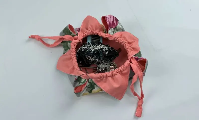 تصویر مرتبط با آموزش دوخت کیف کیسه‌ای بنددار با پارچه‌ای کوچک و کاربردی