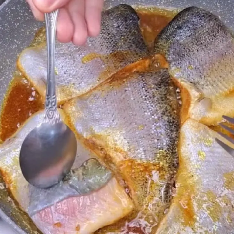 تصویر مرتبط با روش ساده سرخ کردن ماهی بدون پوست با طعمی خوش و بدون بوی زهم