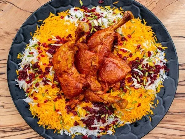 تکههای مرغ، پیاز، کره و زعفران دم کرده