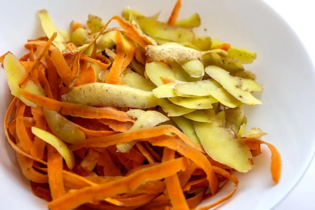 تصویر مرتبط با چگونه چیپس ترد و خوش‌طعم از پوست سیب‌زمینی و هویج درست کنیم