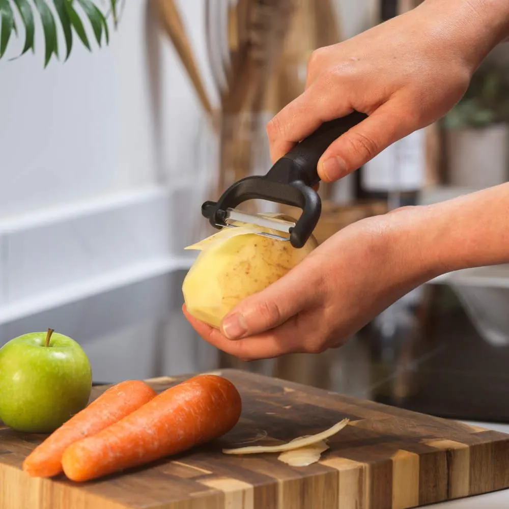 تصویر مرتبط با چگونه چیپس ترد و خوش‌طعم از پوست سیب‌زمینی و هویج درست کنیم