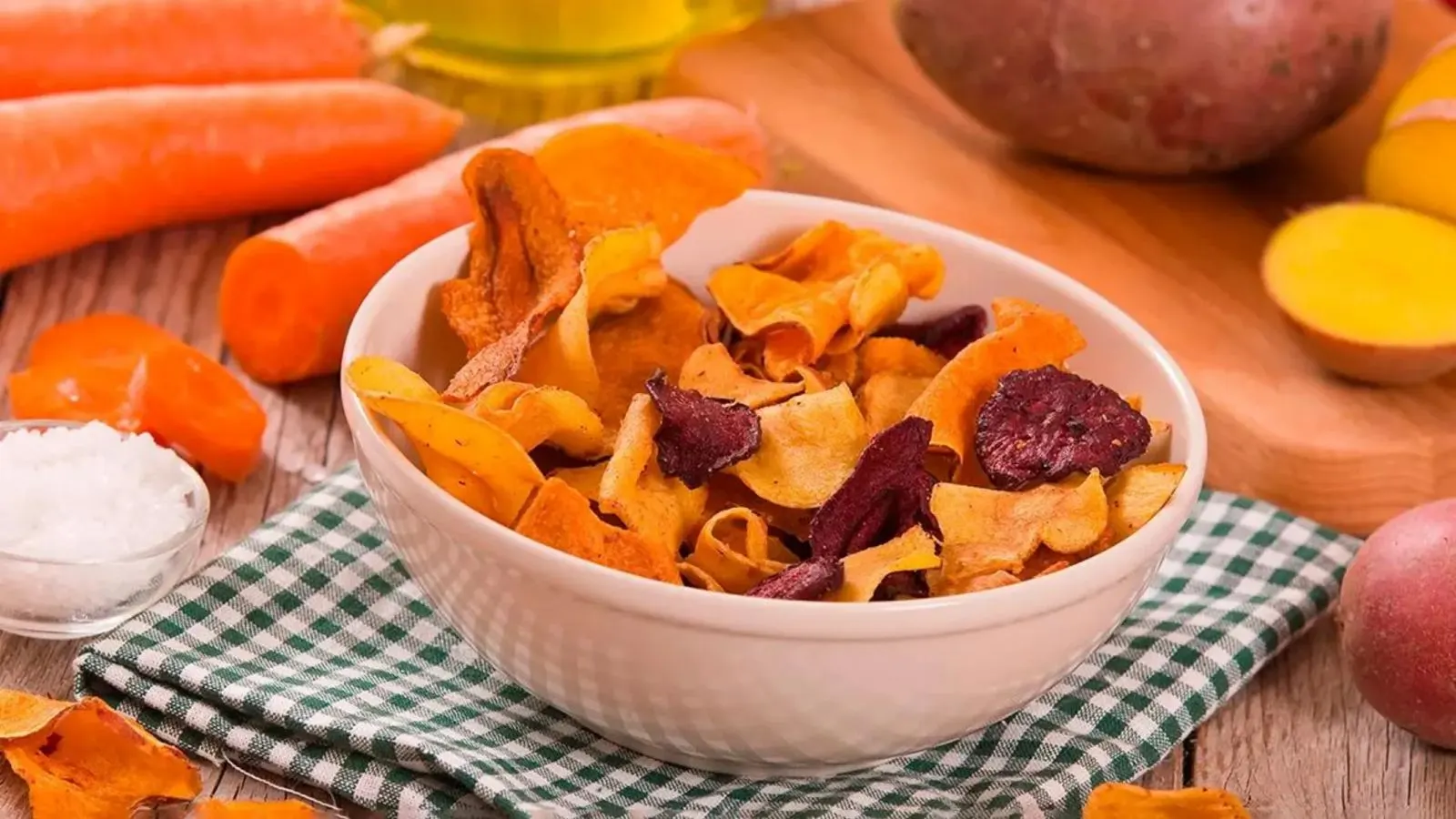 چیپس ترد و خوش‌طعم تهیه شده از پوست سیب‌زمینی و هویج در ظرف سفید