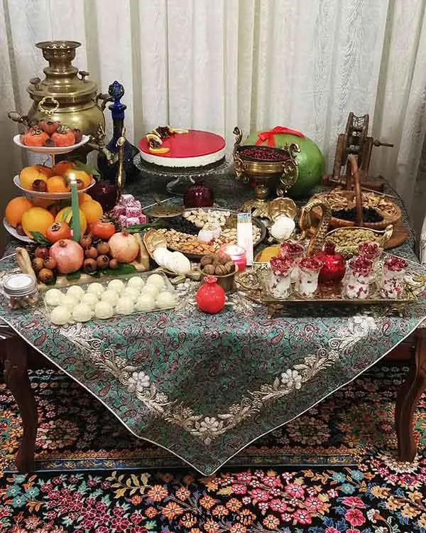 تصویر مرتبط با ایدههای شیک برای چیدمان سفره شب یلدا باکلاس