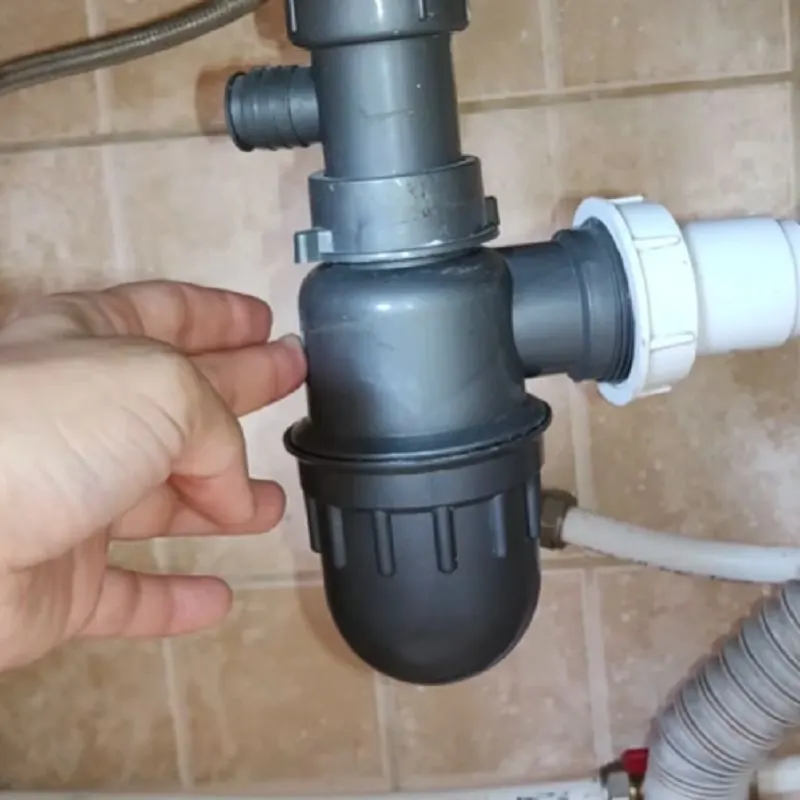 بررسی و تمیز کردن توری تخلیه سینک برای رفع بوی نامطبوع