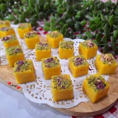 حلوا نخودچی دو رنگ با افزودن زعفران و پودر کاکائو