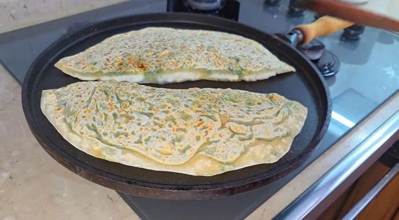 تصویر مرتبط با طرز تهیه گوزلمه اسفناج؛ نان شکم‌پر ترکی با خمیر ترد و طعم بی‌نظیر