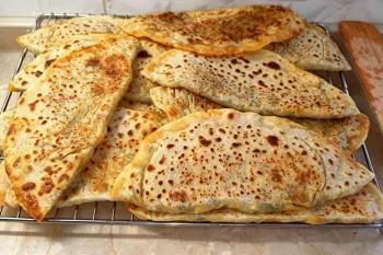 تصویر گوزلمه اسفناج با خمیر ترد و پنیر
