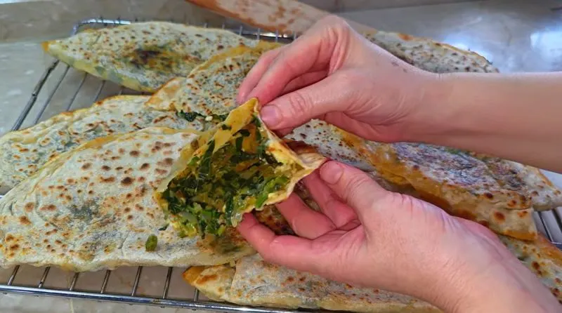 تصویر مرتبط با طرز تهیه گوزلمه اسفناج؛ نان شکم‌پر ترکی با خمیر ترد و طعم بی‌نظیر