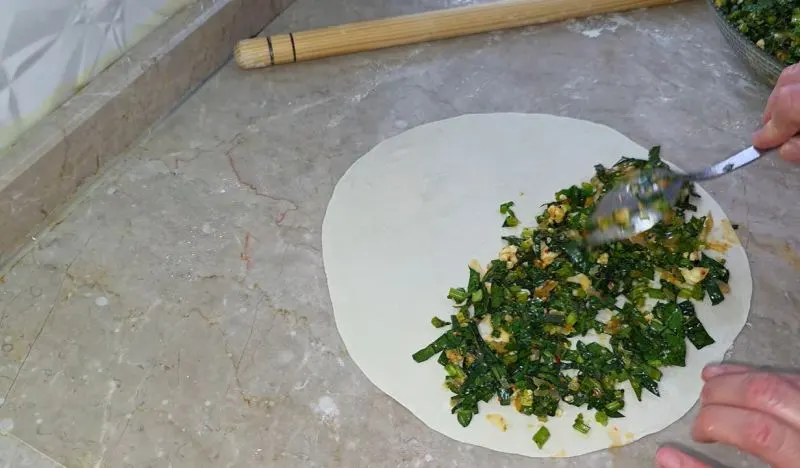 تصویر مرتبط با طرز تهیه گوزلمه اسفناج؛ نان شکم‌پر ترکی با خمیر ترد و طعم بی‌نظیر