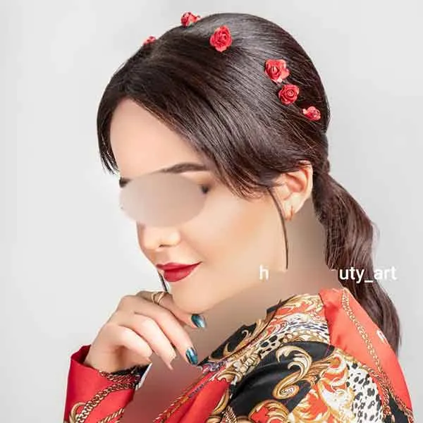 تصویر مرتبط با ایده‌های شیک مدل مو برای شب یلدا با اکسسوری‌های قرمز