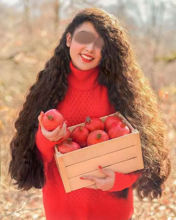 مدل مو شینیون با اکسسوری قرمز برای شب یلدا