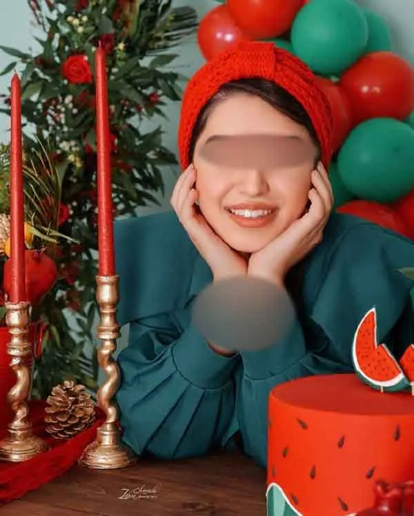 تصویر مرتبط با ایده‌های شیک مدل مو برای شب یلدا با اکسسوری‌های قرمز
