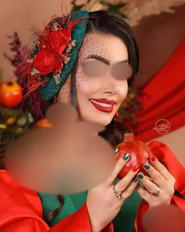 تصویر مرتبط با ایده‌های شیک مدل مو برای شب یلدا با اکسسوری‌های قرمز