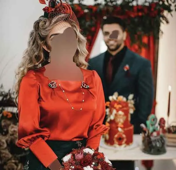 تصویر مرتبط با ایده‌های شیک مدل مو برای شب یلدا با اکسسوری‌های قرمز