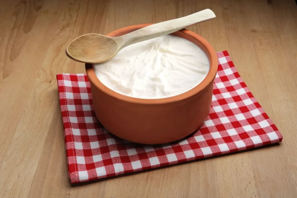 تصویر مرتبط با ماست یونانی چیست و چه تفاوت‌هایی با ماست معمولی دارد؟
