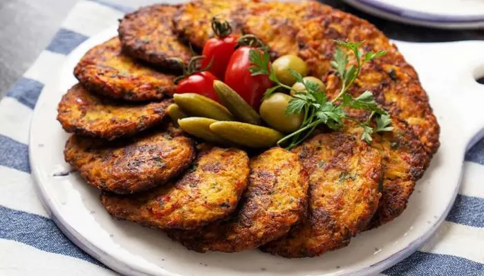 تصویر مرتبط با طرز تهیه کوکوی مرغ و تره فرنگی؛ شام سبک و خوشطعم در خانه