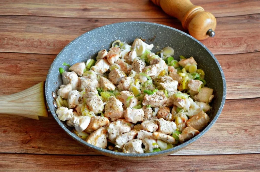 تصویر مرتبط با طرز تهیه کوکوی مرغ و تره فرنگی؛ شام سبک و خوشطعم در خانه