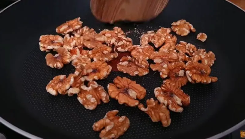 مواد اولیه کیک سیب و گردو شامل سیب، گردو و دارچین