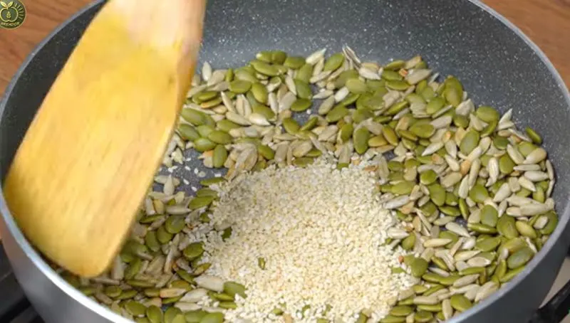نان رژیمی تهیه شده با مغزها و جو پرک بدون آرد و شکر