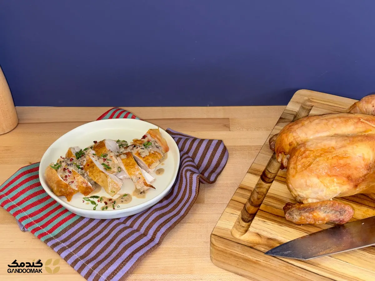 مرغ بریان کامل با سس او پوار؛ مرغ بریان کامل برش خورده با سس او پوار و
