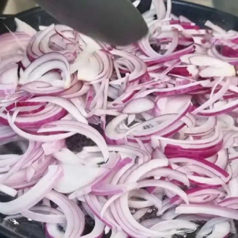 تخم مرغ هم زده شده روی مخلوط پیاز و رب گوجه فرنگی
