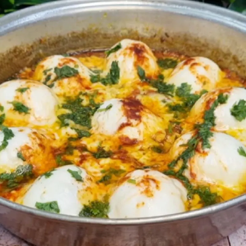 رب گوجه فرنگی در حال اضافه شدن به پیاز تفت داده شده