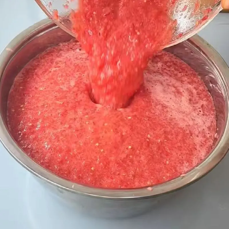 افزودن پوره گوجه فرنگی و بادمجان به قابلمه