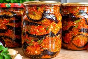 مواد اولیه برای تهیه کنسرو خوراک بادمجان با گوجه و فلفل در قابلمه