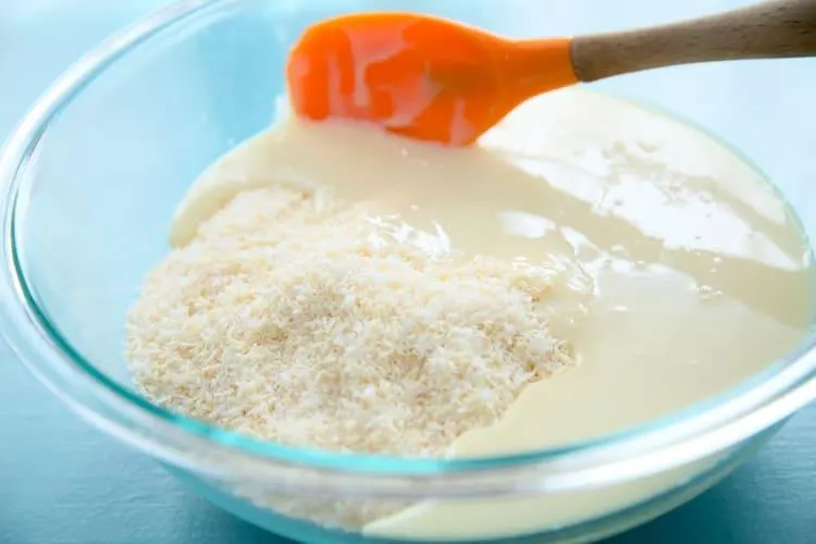 تصویر مرتبط با طرز تهیه شیرینی نارگیلی سه ماده‌ای ساده و سریع