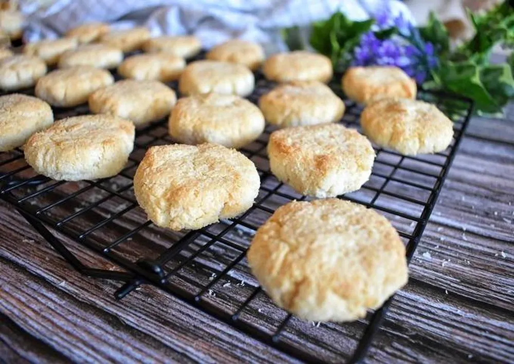 تصویر مرتبط با طرز تهیه شیرینی نارگیلی سه ماده‌ای ساده و سریع