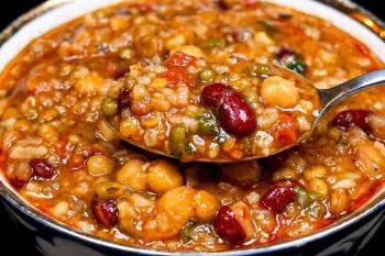 آش حبوبات و برنج با آلو بخارا در حال سرو