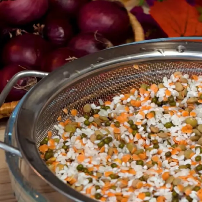 افزودن آب جوش و حبوبات به زودپز