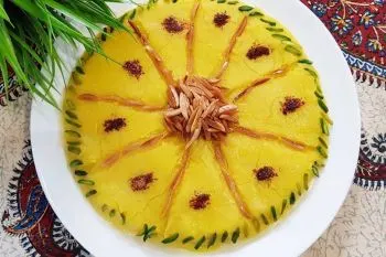 حلوای آرد برنج شیرازی نرم و کشدار با عطر زعفران و گلاب