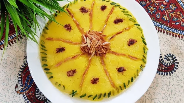 حلوای آرد برنج شیرازی نرم و کشدار با عطر زعفران و گلاب