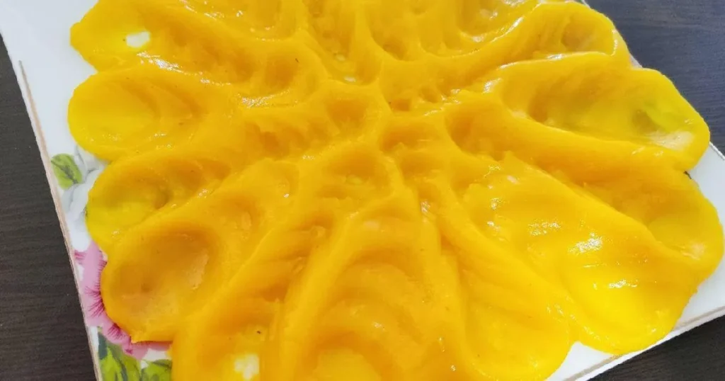 تصویر مرتبط با طرز تهیه حلوای یخچالی زعفرانی؛ شیرینی خوش‌عطر و بدون نیاز به فر