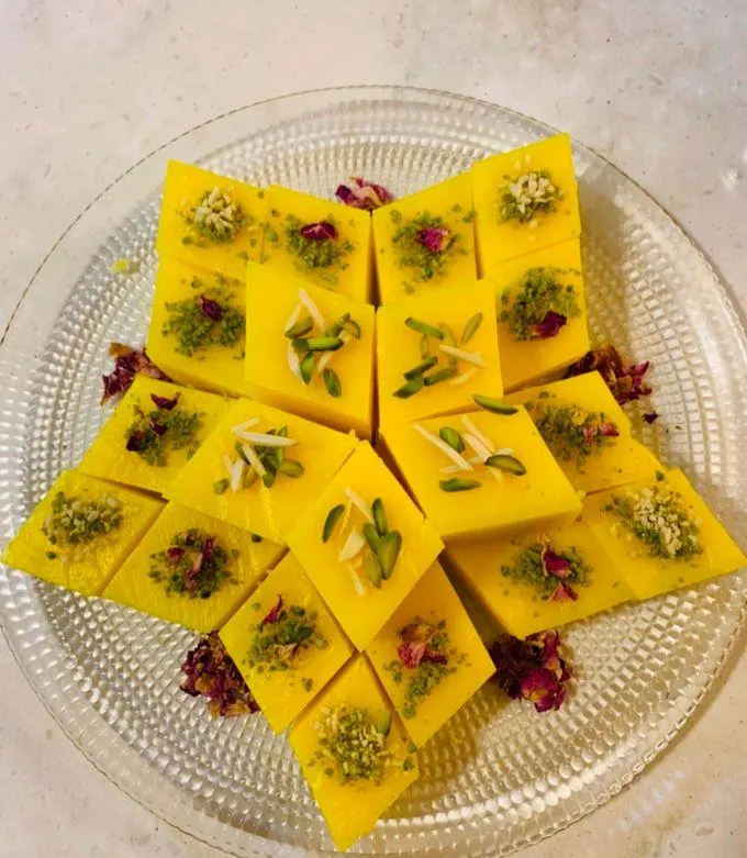 تصویر مرتبط با طرز تهیه حلوای یخچالی زعفرانی؛ شیرینی خوش‌عطر و بدون نیاز به فر