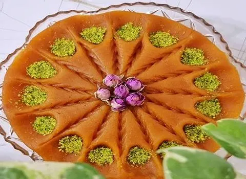 مخلوط آرد و روغن مایع در تابه برای تهیه حلوا