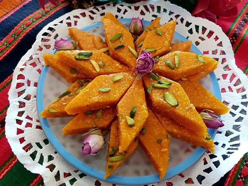 آرد در تابه در حال تفت دادن برای تهیه حلوای یخچالی