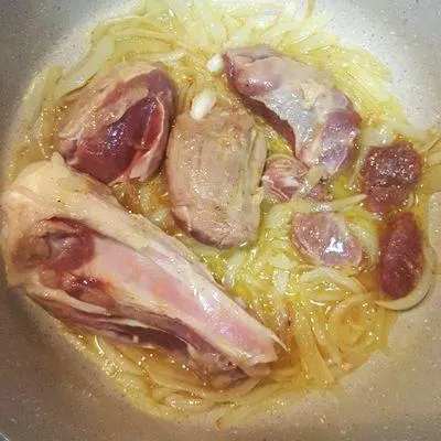 تصویر مرتبط با مانی پلو دامغانی؛ طعمی متفاوت از ترکیب شیرینی، ترشی و عطر زعفران