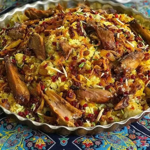 مواد لازم برای تهیه مانی پلو دامغانی شامل برنج، گوشت، لپه و کشمش