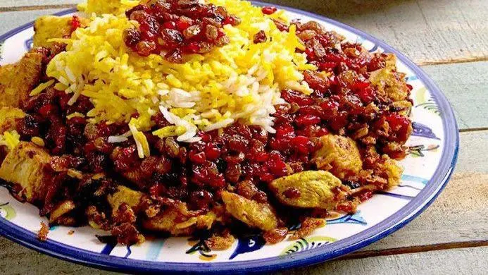 کشمش و زرشک در تابه در حال تفت دادن