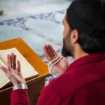 خواندن تسبیحات اربعه یا سوره؛ نمازگزار در حال خواندن تسبیحات اربعه د