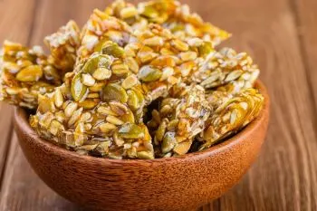 اسنک ترد تخمه و آجیل کاراملی با لایه کارامل طلایی