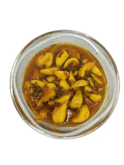 تصویر مرتبط با طرز تهیه ترشی سیر با زردچوبه؛ ترشی طلایی و خوش‌عطر با مواد ساده
