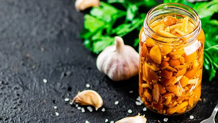 حبه‌های سیر تازه و سالم آماده برای ترشی