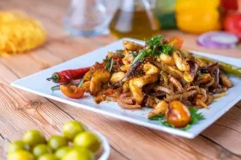 دوپیازه خساک بوشهری؛ غذای دریایی تند و خوش عطر جنوبی با دستور سنتی