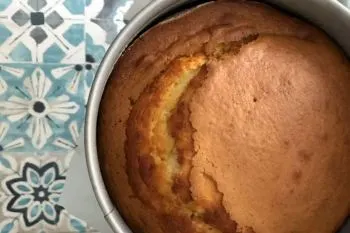 چسبناک شدن سطح کیک؛ نمای نزدیک سطح چسبناک کیک